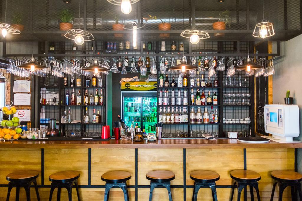 Destil Hostel Тирана Экстерьер фото