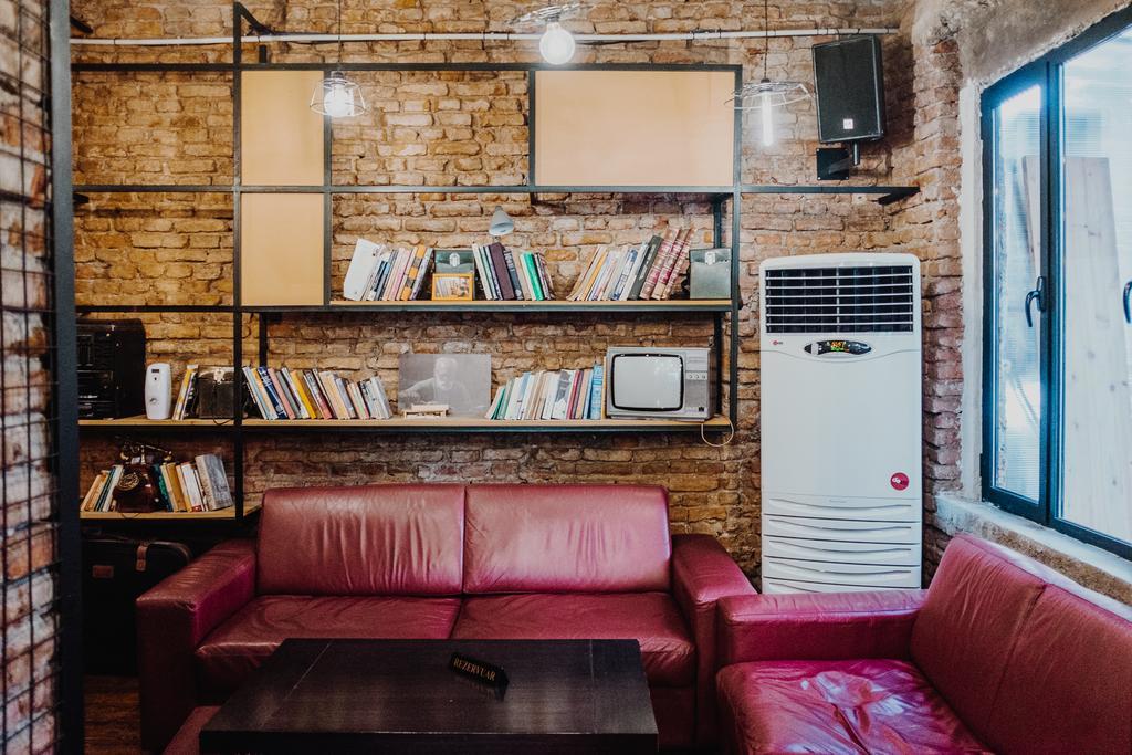 Destil Hostel Тирана Экстерьер фото