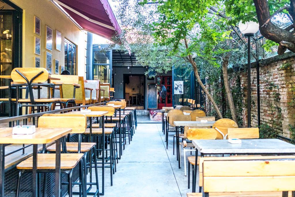 Destil Hostel Тирана Экстерьер фото