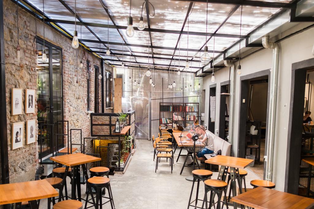 Destil Hostel Тирана Экстерьер фото