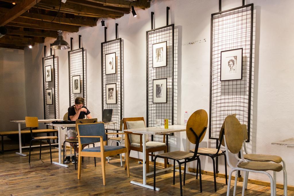 Destil Hostel Тирана Экстерьер фото