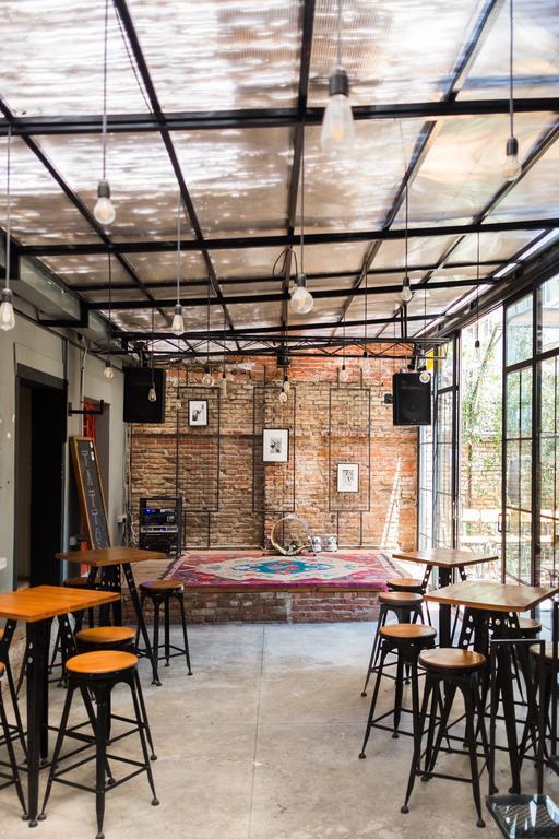 Destil Hostel Тирана Экстерьер фото